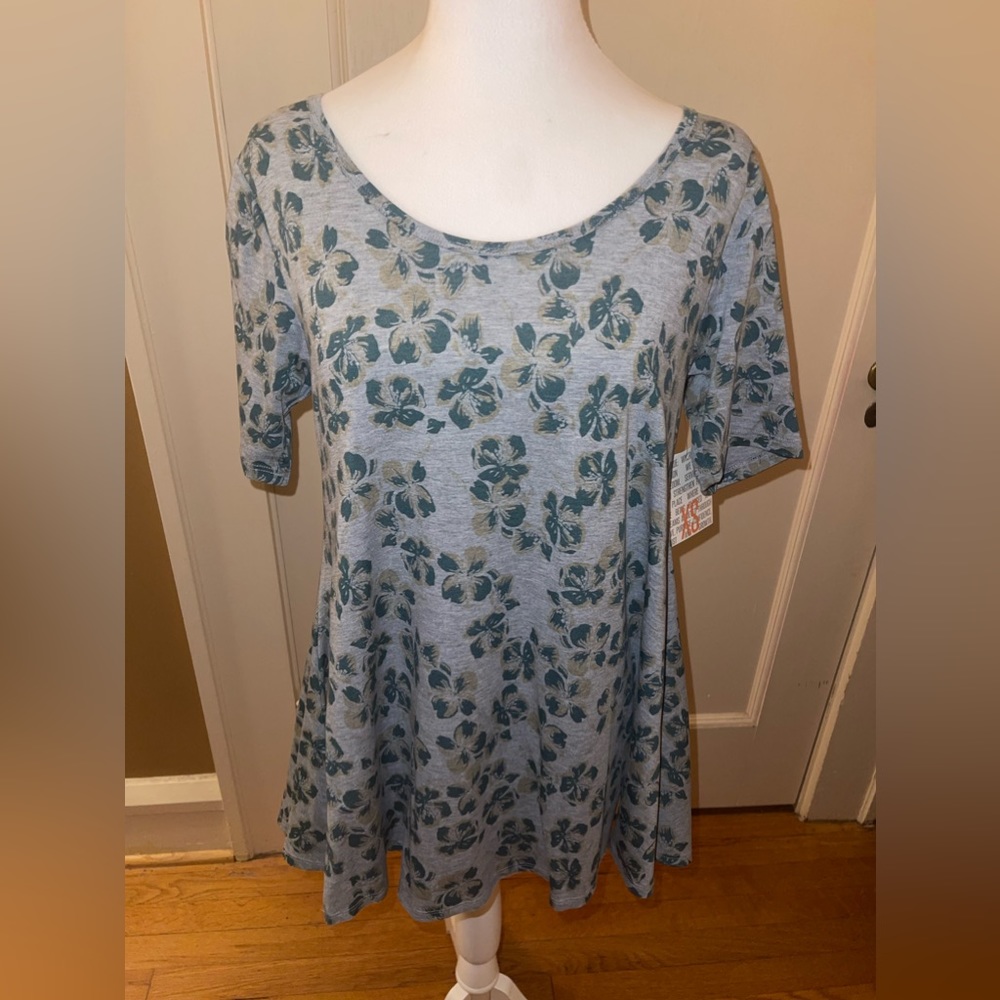 BNWT XS Lularoe Perfect Tee
